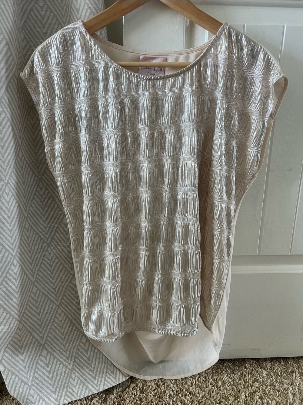 Romeo +Juliet Couture Women's Metallic Cream Textured Cap-Sleeve Top Small